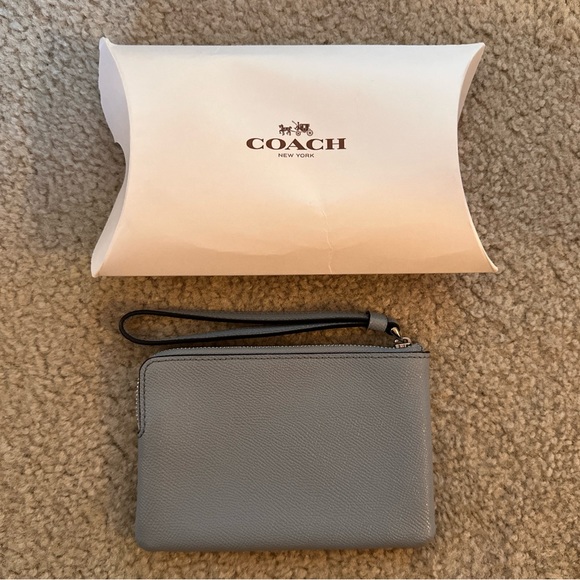 Coach New York Corner Zip Wristlet Leather Pale Blue NEW! w/ Cards & Tag - Picture 2 of 7